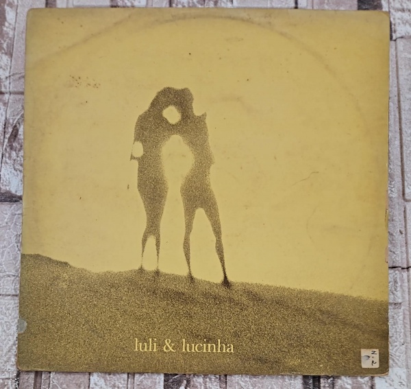 Luli & Lucinha- Luli & Lucinha; 1978; Nós Lá Em Casa- NLEC-001; Disco e capa em boas condições (ambos VG+), contém o encarte; LP DISCO DE VINIL.
