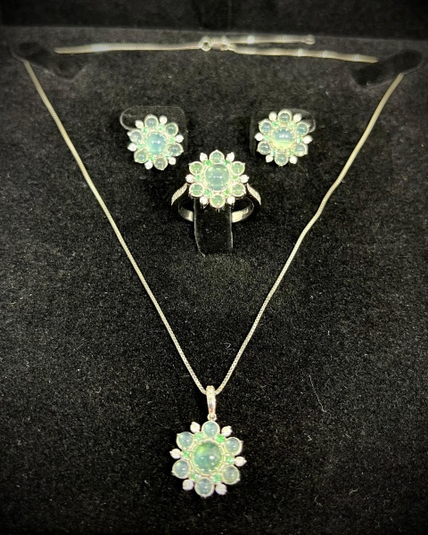 Conjunto em ouro branco 750, com aliança, brincos, cordão e pingente, pesando 19,6g.