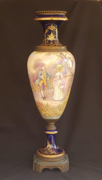 Sevres, grande ânfora em porcelana Francesa azul cobalt