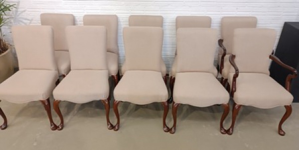 10 cadeiras vintage estofadas com estrutura em madeira, sendo 2 com braços.  (com desgastes no lustr