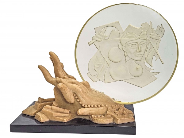 A Vaidade - Laerpe Motta - Escultura em Pó de Marmore e acrílico sobre base em granito preto, Dimensões: 33,5 cm X 45 cm X 23,5 cm (Alt./Larg./Prof.). Com certificado de autenticidade, foto extra.