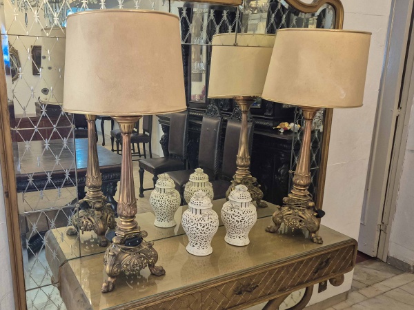 Antigo Par de Imponentes Luminárias, no estilo tocheiro, em bronze, ricamente cinzelado, pés tripóides, com c´pulas. Altura: 89 cm.RETIRADA COM AGENDAMENTO PRÉVIO POR CONTA DO ADQUIRENTE OU TRANSPORTADORA INDICADA, EM CASA TÉRREA DA LAPA, RIO DE JANEIRO/RJ, IMPRETERIVELMENTE ATÉ O DIA 18.11, DATA DA ENTREGA DAS CHAVES DO IMÓVEL VENDIDO..