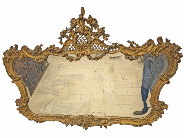 Belíssimo Espelho de Cristal bisotado, moldura em madeira, ricamente esculpida, com pátina dourada e florão no alto. Dimensões:  84 cm X 120 cm (Alt./Larg.).  Possii manchas do tempo, RETIRADA COM AGENDAMENTO PRÉVIO POR CONTA DO ADQUIRENTE OU TRANSPORTADORA INDICADA, EM CASA TÉRREA DA LAPA, RIO DE JANEIRO/RJ, IMPRETERIVELMENTE ATÉ O DIA 18.11, DATA DA ENTREGA DAS CHAVES DO IMÓVEL VENDIDO..