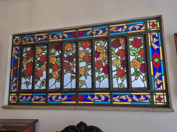 ART NOUVEAU - Antigo Vitrô, em vitral, no estilo Art Nouveau. Muito bem conservado. Dimensões: 100 cm X 198 cm (Alt./Comp.). RETIRADA COM AGENDAMENTO PRÉVIO POR CONTA DO ADQUIRENTE OU TRANSPORTADORA INDICADA, EM CASA TÉRREA DA LAPA, RIO DE JANEIRO/RJ, IMPRETERIVELMENTE ATÉ O DIA 18.11, DATA DA ENTREGA DAS CHAVES DO IMÓVEL VENDIDO. ATENÇÃO: A RETIRADA DEVERÁ INCLUIR A REPARAÇÃO DOS ESTRAGOS NO VÃO E PAREDE PELO ADQUIRENTE, COM O SEU COMPLETO FECHAMENTO COM TIJOLOS E REBOCO E LIMPEZA DO LOCAL.