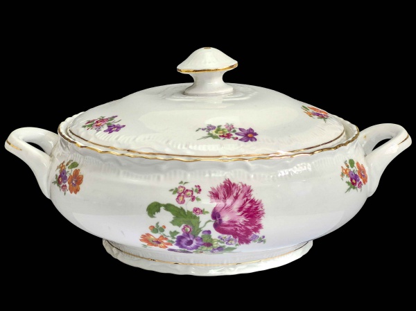 THUM - CZECHOSLOVAKIA - Belíssimo Serviço para Jantar, Sopeira, em fina porcelana tcheca, de esmaltagem vítrea, com relevo na pasta da borda, ricamenste decorados com delicados ramalhetes florais, filetados a ouro, com marca da manufatura na base. Dimensões: 14 cm X 27,5 cm X 22 cm (Alt./Comp.entre pegas/Diâm.). l