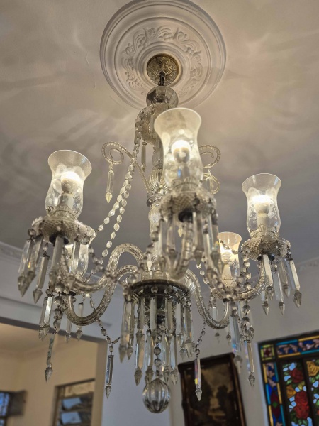 Belíssimo Lustre para 5 lâmpadas, em cristal, mangas estilo donzela, na tonalidade branca diáfana, com pingentes. Dimensões: 125 cm X 65 cm (Alt. total/Alt./Larg.). RETIRADA DO TETO, COM AGENDAMENTO PRÉVIO, POR CONTA DO ADQUIRENTE OU TRANSPORTADORA INDICADA, EM CASA TÉRREA DA LAPA, RIO DE JANEIRO/RJ, IMPRETERIVELMENTE ATÉ O DIA 18.11, DATA DA ENTREGA DAS CHAVES DO IMÓVEL VENDIDO.
