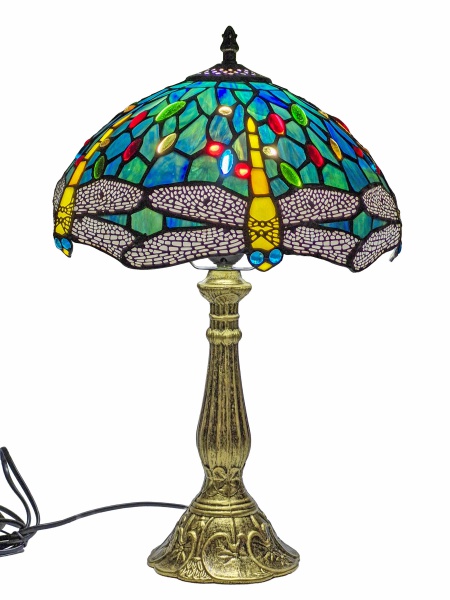 Luminária de Mesa, de Rara Beleza, nos estilos Tiffany e Art Nouveau, com cúpula em vitral de pasta de vidro artesanalmente trabalhado em mosaico policromático, apresentando tons de verde e azul, com Libélulas e detalhes em vermelho rubi. Base em metal dourado, ricamente ornamentada com relevos vegetais, garantindo sofisticação e durabilidade. Peça de decoração elegante, ideal para ambientes clássicos ou contemporâneos, proporcionando iluminação aconchegante e charme atemporal. Dimensões: 50 cm x 32 cm (Alt./DiÂm.). dcl