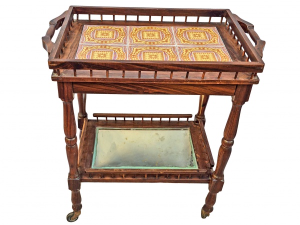 Antigo Carrinho de Chá ou Bebidas, em madeira nobre de Jacarandá, em dois estágios, tampo superior com azulejos antigos e inferior espelhado, com rodinhas dianteiras, colunas torneadas. Dimensões:  cm X  cm X  cm (Alt./Comp./Larg.). Espelho com manchas colado torto.
