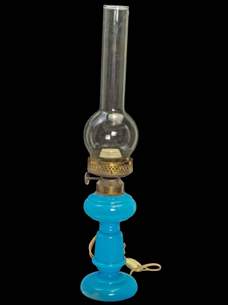 Antigo Lampião, em vidro opalinado, na tonalidade azul, manga em cristal branco diáfano, adaptado para luminária. PODE FAZER PAR COM O DO LOTE ANTERIOR. lx