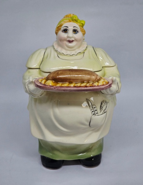 Biscoiteira em faiança  representando figura de cozinheira pintada á mão. Medindo: