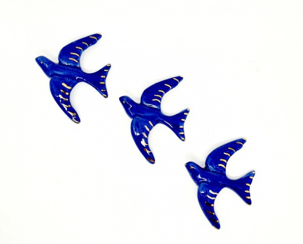 Trio  de andorinhas em porcelana vitrificada na cor azul cobalto com detalhes em ouro. Furo na parte traseira para pendurar na parede.