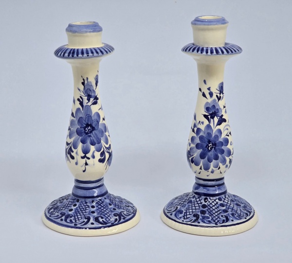 Par de castiçais em faiança pintada á mão em azul e branco. Medindo: