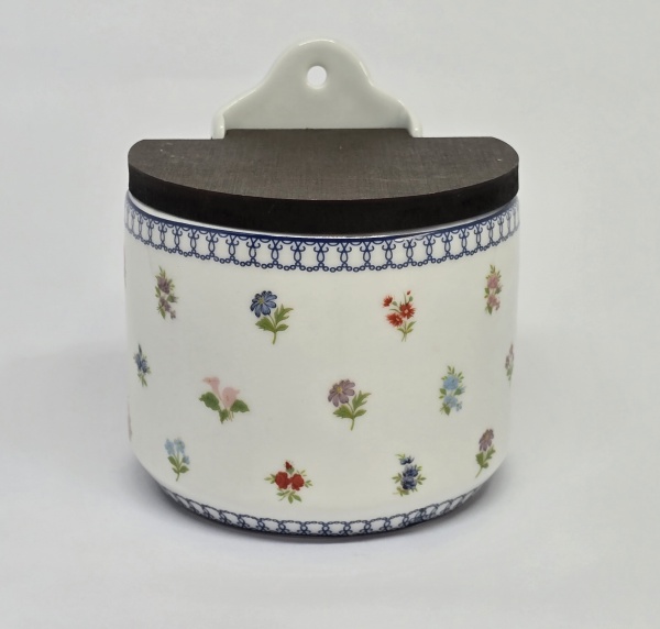 Saleiro de parede em porcelana D&D com decoração floral e tampa em madeira. Medindo: