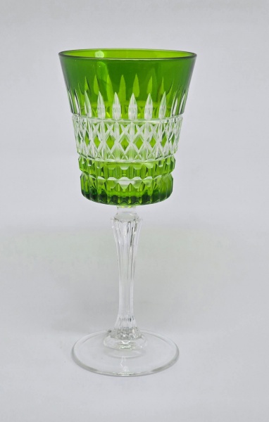 Bela taça em cristal lapidada com bojo na cor verde com fuste facetado. Medindo:
