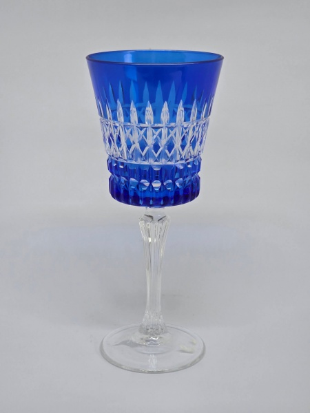 Bela taça em cristal lapidada com bojo na cor azul com fuste facetado. Medindo: