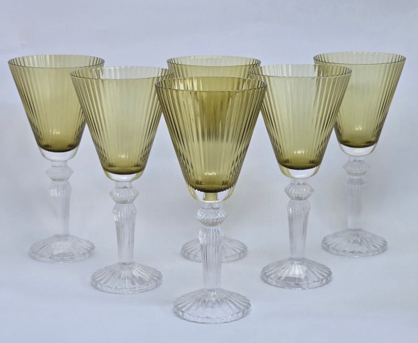 Conjunto com 6 taças para vinho em demi cristal com bojo na cor âmbar. Medindo: