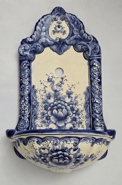 Belíssima pia, lavatório de parede, em faiança pintada á mão com decoração em azul e branco em florais ao gosto português. Medindo: