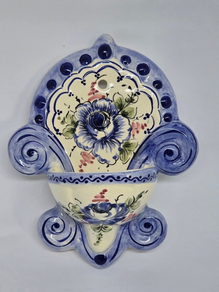 Porta água benta de parede em faiança nas cores azul e branco. Medindo 30cm