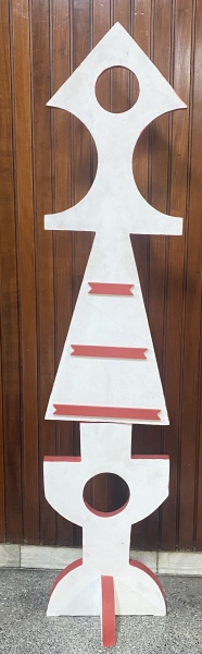 Rubem Valentim  ESCULTURA ABSTRATO EM MADEIRA POLICROMADA REPRESENTANDO PONTEIRO DE relógio OBJETO  EMBLEMÁTICO ASSINADO NA BASE 1973, 1,80X40.