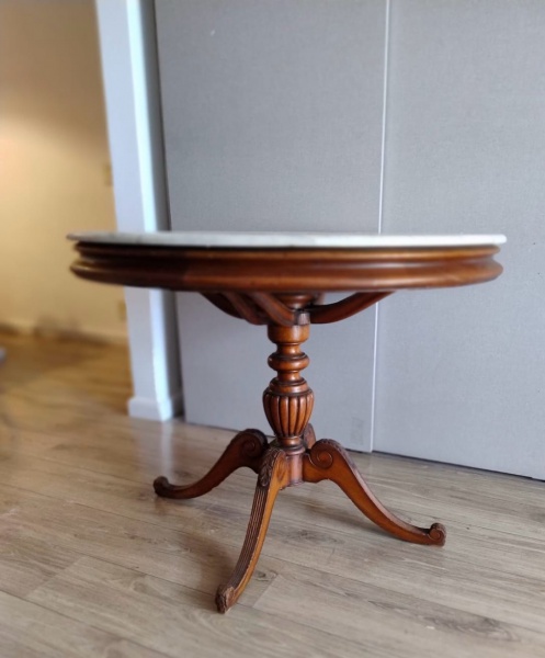 MESA DE JANTAR REDONDA COLUNA CENTRAL CANELADA TERMINADA EM QUATRO Pés EM VOLUTAS,ENCIMADA POR Mármore BRANCO ,