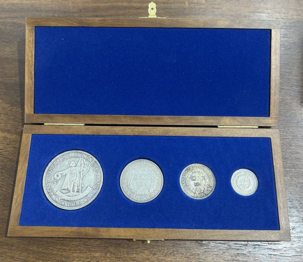 MOEDA DO BRASIL - ESTOJO DO IVº CENTENÁRIO DO DESCOBRIMENTO DO BRASIL CONTENDO 4 MOEDAS: 4000 RÉIS COM 16 RAIOS, 2000, 1000 E 400 RÉIS 1900. PRATA.