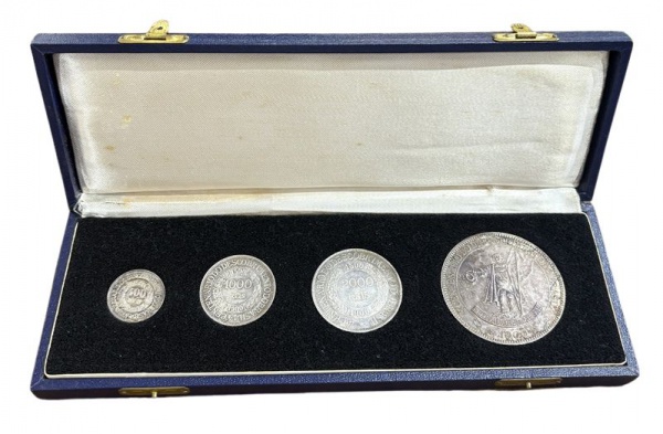 MOEDA DO BRASIL - ESTOJO DO IVº CENTENÁRIO DO DESCOBRIMENTO DO BRASIL CONTENDO 4 MOEDAS: 4000 RÉIS COM 20 RAIOS 2000, 1000 E 400 RÉIS 1900. PRATA.
