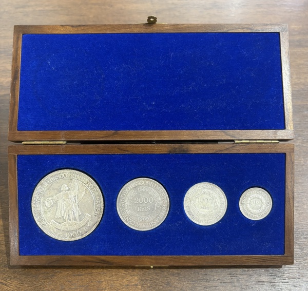 MOEDA DO BRASIL - ESTOJO DO IVº CENTENÁRIO DO DESCOBRIMENTO DO BRASIL CONTENDO 4 MOEDAS: 4000 RÉIS COM 16 RAIOS 2000, 1000 E 400 RÉIS 1900. PRATA.