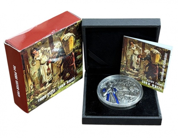 MOEDA DAS ILHAS COOK - 20 DOLLARES 2021 - SÉRIE CONTO DE FADAS E FÁBULAS - BRANCA DE NEVE - 3 ONÇAS DE PRATA FINA 0.999 - PESO: 93.3g DIÂMETRO: 50mm. ACOMPANHA ESTOJO E CERTIFICADO.