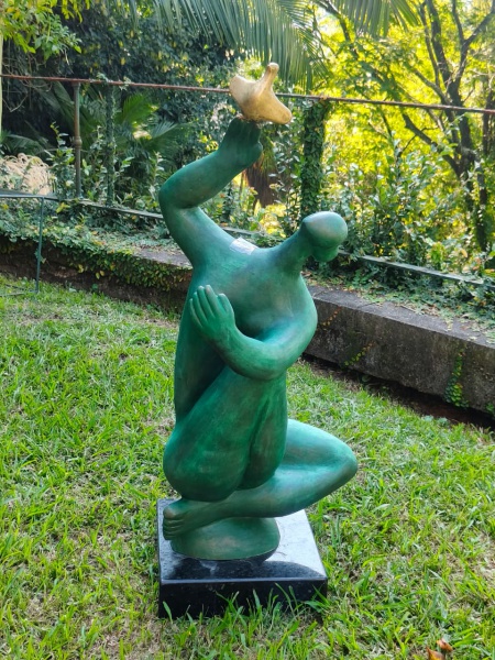 Joias . Escultura Figura Feminina " Sonia Ebling" medidas 122 x 56 x 50 cm.