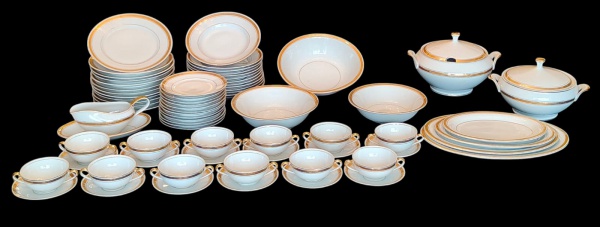 Parte de serviço de jantar em porcelana branca, nacional com frisos e faixas na borda. A saber: 12 pratos rasos, 12 pratos fundos, 12 pratos para sobremesa, 5 travessas diversas, 3 saladeiras diversas, 1 molheira, 1 terrina, 1 sopeira com presentoir e 12 consumes com seus respectivos pires.