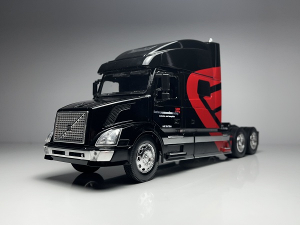 Volvo VN-780 Preto e Vermelho - New Ray Escala 1/32 min