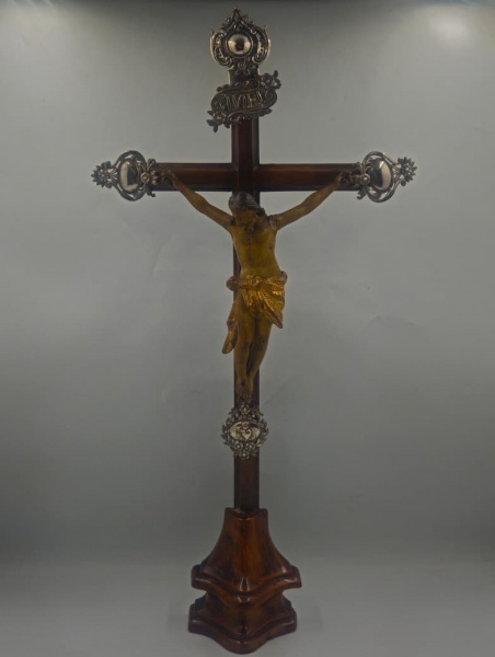 ARTE SACRA - Antigo crucifixo em madeira nobre com detalhes em prata. (OBS.: Apresenta restauro na crus e trincado no braço do cristo). Medidas (Crucifixo).: 56 x 28cm; (Cristo).: 20,5 x 16cm.