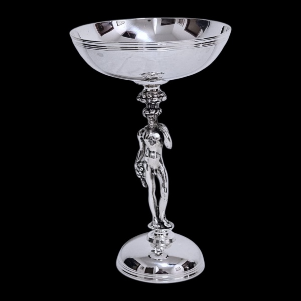 CHRISTOFLE - Grande taça em metal espessurado à prata com haste em forma do Deus Baco segurando cacho de uvas. Manufatura Christofle. Pescoço foi restaurado, porém em ótimo estado! Medidas: 22 x 14cm