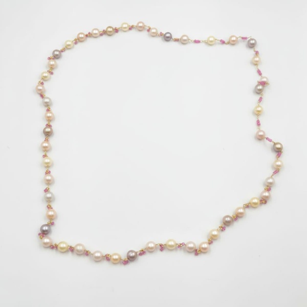 OURO - Belo colar de pérolas naturais de diferente tonalidades, ornamentado com "Mini Rubis" lapidados manualmente. Cordão / fio em ouro! Peso bruto: 44,9gr. Medidas: 82cm