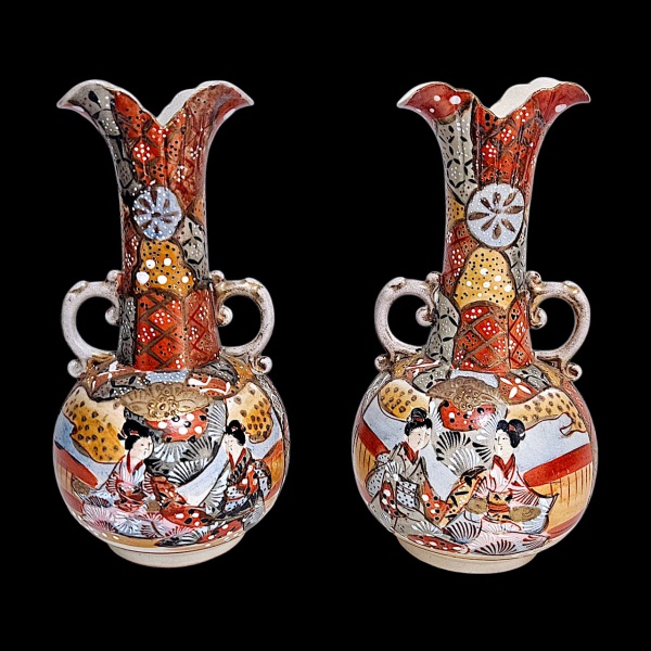 Par de vasos em porcelana oriental decorado com figuras pintadas à mão em alto relevo, em ótimo estado. Medidas.: 25 x 14cm.