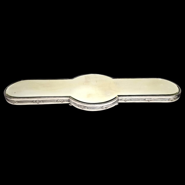 PRATA DE LEI - Presentoir com espelho bisotado e bordas gomadas com parte lateral estilo croiset, em prata de lei. Em bom estado. Medidas.: 6 x 86 x 29cm.