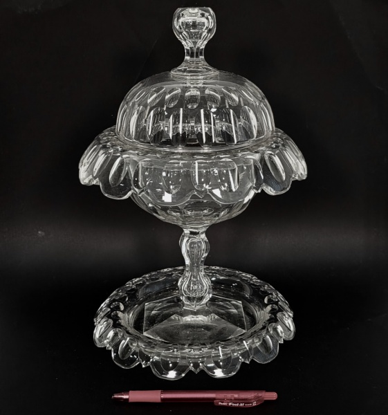 Cristalerie Baccarat - Raríssima compoteira, sua tampa e presentoir, dita "de saia", pé e pega soprados, base sextavada e lapidação dita "dedão", alt. 32 cm, apresenta bicados em dois vértices da saia do bojo, vide fotos adicionais.