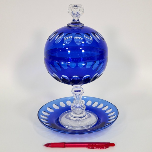 Cristalerie Baccarat - Raríssima compoteira, sua tampa e presentoir, em cristal overlay azul, pé e pega soprados, lapidação dita "dedão", alt. 28 cm, faz pendant com o lote seguinte