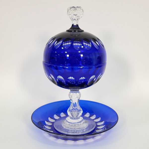 Cristalerie Baccarat - Raríssima compoteira, sua tampa e presentoir, em cristal overlay azul, pé e pega soprados, lapidação dita "dedão", alt. 28 cm, faz pendant com o lote anterior