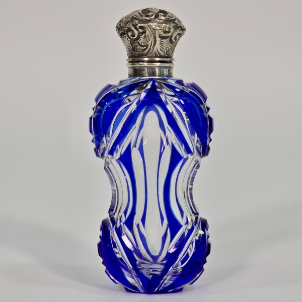 Raro perfumeiro miniatura em cristal overlay azul, tampa em prata repuxada e cinzelada, ainda com a tampa interna em cristal original, alt. 10 cm, mínimas mossas na prata