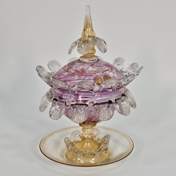 Rarissíma compoteira e seu presentoir em vidro veneziano moldado, na tonalidade rosa, finamente decorada em relevo, ouro e policromia, alt. 23,5 cm, em raro estado de conservação apenas dois mínimos bicados no presentoir, vide fotos adicionais.