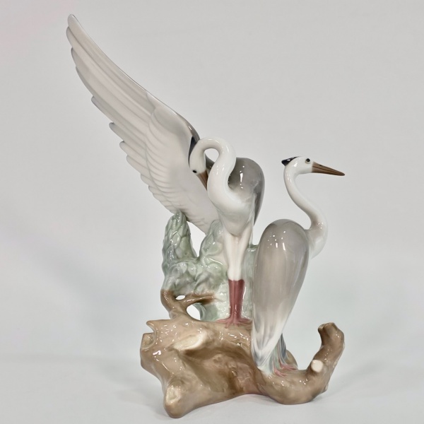 Nao by Lladró - Escultura em porcelana da famosa manufatura Espanhola, marca no fundo, denominada "Herons" representando Garças em Tronco de Árvore, alt. 24 cm, devido à fragilidade dessa peça desaconselhamos o envio por correios.