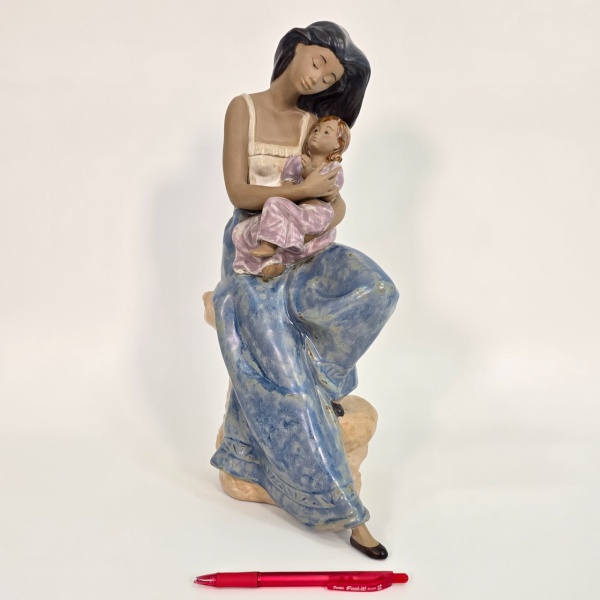 Nao by Lladró - Rara e imponente escultura em porcelana da famosa manufatura Espanhola, marca no fundo, denominada "My Little Girl" representando Mulher e sua pequena Filha, 1992, 20 x 14 cm e alt. 39 cm, peça de alta cotação internacional, cerca de US$ 360,00 vide print nas fotos adicionais.