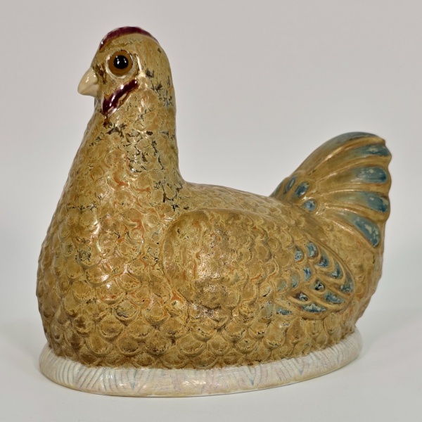 Lladró - Raríssima escultura em porcelana da famosa manufatura Espanhola, marca no fundo, parte da coleção "Birds Lladró", denominada "Decorative Hen", EDIÇÃO LIMITADA, foi lançada em 1971 e aposentada em 1973, 18 x 13,5 cm e alt. 17,5 cm, peça cobiçada por colecionadores de alta cotação internacional, um único exemplar disponível na internet por US$ 750,00 vide print nas fotos adicionais.