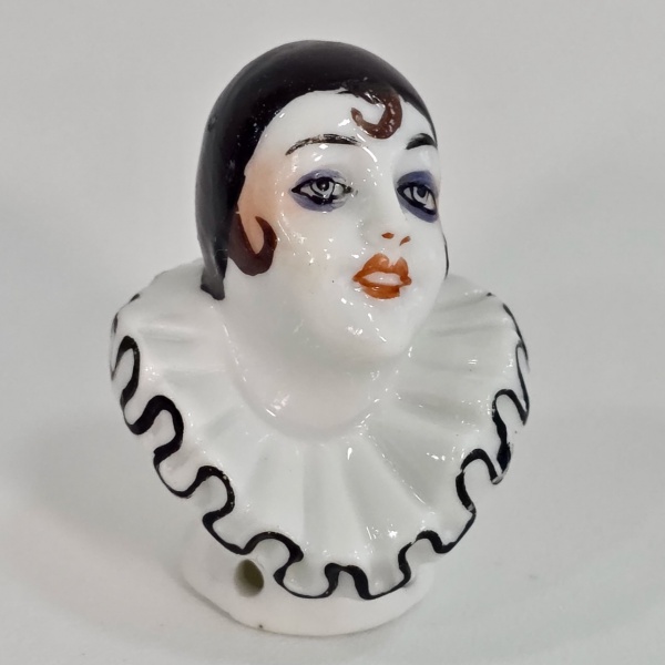 Art Deco Half Doll Pierrot palhaço, possui na base quatro furos para fixação talvez um "powder puff", alt. 4,5 cm