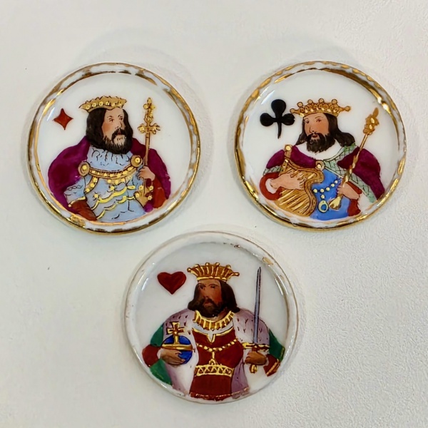Raríssimo conjunto de três fichas de jogo em porcelana pintadas à mão, Biedermeier, possivelmente para Bridge, reverso escrito em francês, "simple", "double" e "triple", finamente pintadas em policromia com ouro em relevo, França, primeira metade do séc. XIX, diam. 3,3 cm, peças de coleção com alta cotação internacional, vide foto adicional com print de site especializado. Links para consulta: https://www.fee1.de/tag/antikes-porzellan-spielsteine-jetons-spielmarkene https://www.ebay.com/itm/146062620905 e também https://www.ebay.com/itm/125910471472