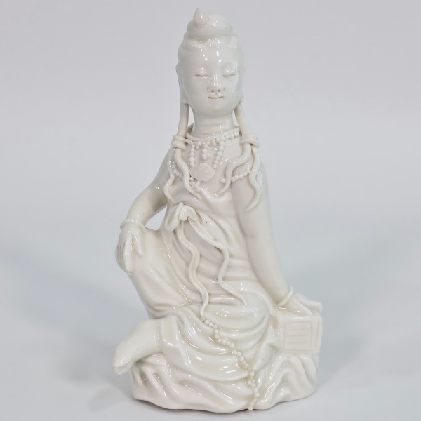 Blanc de Chine - Rara e autêntica figura de Guanyin, Dehua Kilns, Fujian Province, marca "He Choazong" impressa nas costas, final do séc. XVII ou início do XVIII, alt. 15 cm, excelente estado de conservação, quase imperceptível bicado nos dedos de um dos pés, vide foto adicional.