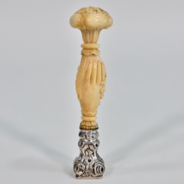 Barão de Pitanguy (Marcelino José Ferreira Armond, primeiro barão de Pitangui, Barbacena, 12 de abril de 1783 - Barbacena, 17 de janeiro de 1850) - Raro e importante sinete feito em marfim e prata contrastada, finamente repuxada e cinzelada gravado com "DE PITANGUY" sob coroa de Barão, alt. 8 cm