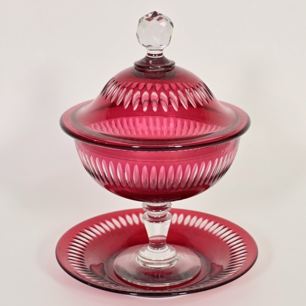 Cristalerie Baccarat - Rara compoteira, sua tampa e presentoir, em cristal overlay vermelho, alt. 25 cm, diam. 17 cm e diam. do presentoir 19 cm.