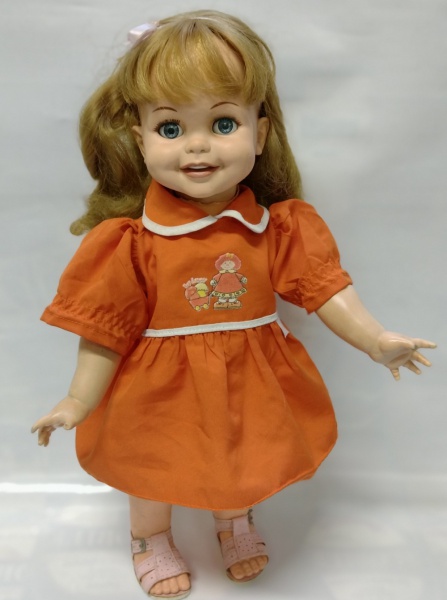 BRINQUEDOS ANTIGOS - RARIDADE DA ESTRELA E NOSTALGIA DAS MENINAS DOS ANOS 60, A FAMOSA BONECA " GUI GUI " PEÇA COM ALTURA APROXIMADA 45 cm - FECHA E ABRE OS OLHOS NORMALMENTE, LINDA PEÇA DE COLEÇÃO COM LEVES DESGASTES EM ALGUNS DEDOS DA MÃO
